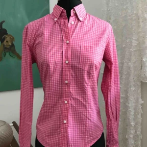  - Rosarutig skjorta ifrån Gant. Storlek 34. Mycket fint skick. 100kr inklusive frakt. 