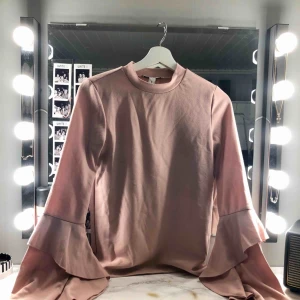  - Jättefin oanvänd tröja från Nelly i storlek S Köparen står för frakt! 