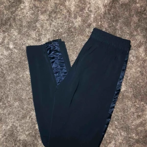  - Jättesnygga kostymbyxor från H&M. Mörkblåa med mörkblå sidenrand på sidorna. Använda ett fåtal gånger. 