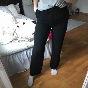  - Ett par svarta kostymbyxor från Pieces, använda ett fåtal gånger. Resår i midjan med två fickor fram. Utsvängda i benen. Samfaktar gärna, kolla in mina andra plagg! :)