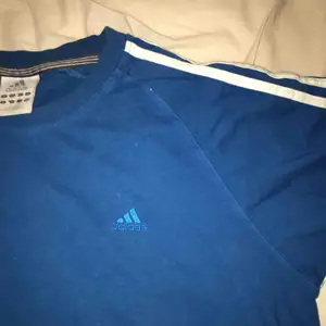 Blå Adidas t-shirt