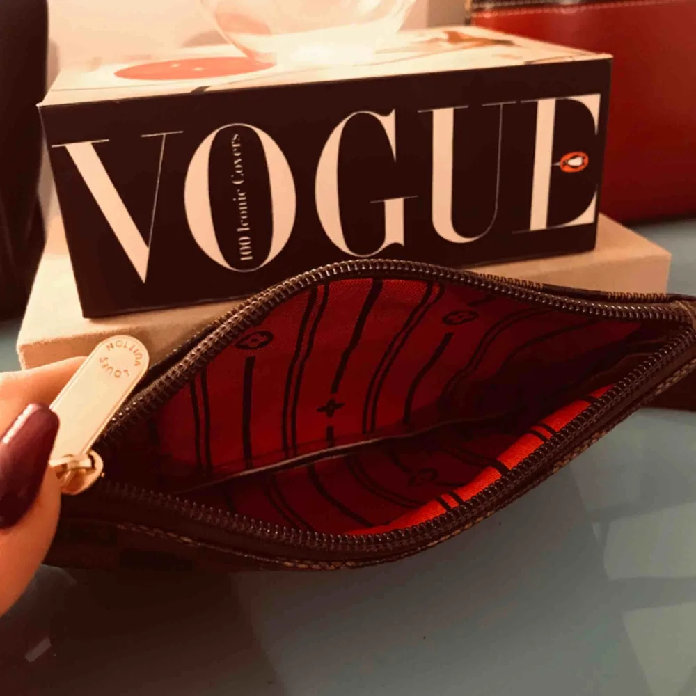 Plånbok eller fodral. Får plats med det du behöver! Louis Vuitton replika.. Accessoarer.