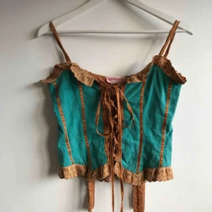  - Gunilla Ponten topp med snörning fram, går att justera både axelband och storleken med snörningen, fint skick