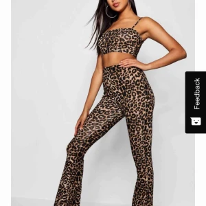  - Ett leopardmönstrat set med crop top linne och kick flare byxa. Beställt från Boohoo, helt oanvänt och prislappen sitter kvar. Säljs på grund av att det tyvärr var för litet för mig. 