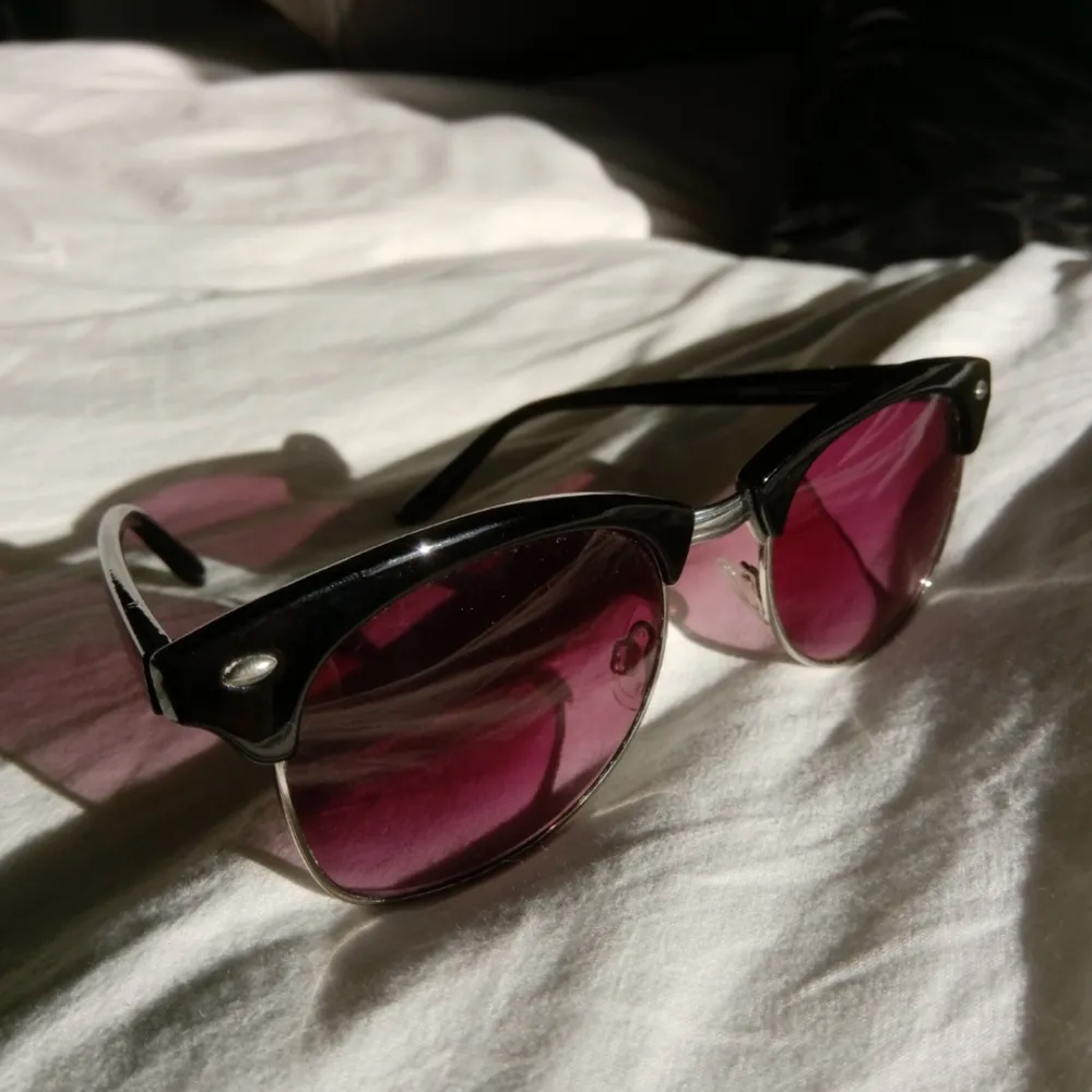 Fina solglasögon i mycket bra skick. Uv-skydd; UV400. Köparen står för frakt 💜. Accessoarer.