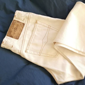  -  Byxor, Rip Curl, vita, storlek 29, ekologisk hampafiber. Naturvänligt och slitstarkt. Midja 87 cm, längd 98 cm, byxben 74 cm. Nypris ca 1.500 kr. Säljes 200 kr.   