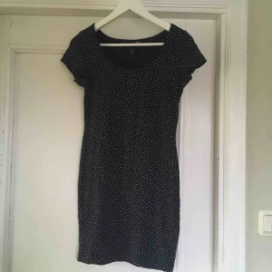  - Snygg mörkblå klänning med vita prickar i storlek S från H&M. ⛵️ 🌊 Vid frakt betalar köparen frakten!