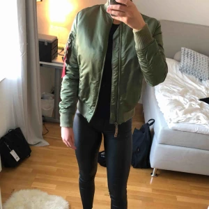  - Säljer min supersnygga bomber-jacka från Alpha industries då den tyvärr inte kommer till användning. Den är i nyskick förutom ett  hål inuti ena fickan som blivit ihopsytt! Tar betalning via swish och fraktar mot betalning!🥰
