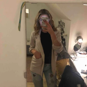  - Rosa/beige tunn jacka (till våren) som går precis över rumpan