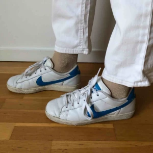  - Nikeskor. Sällan använda men det vita lädret är lite smuttsigt.