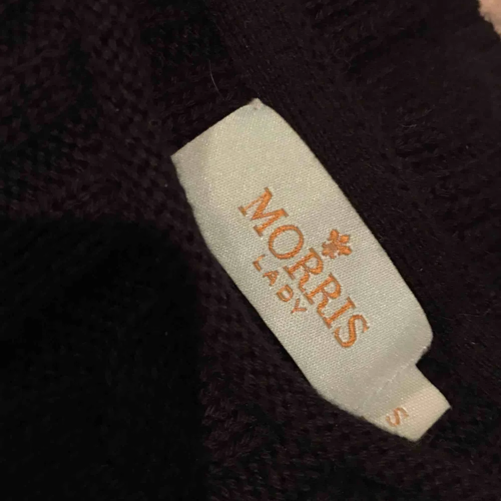 Fin kabelstickad och blårandig tröja från Morris Lady, aldrig använd, köpt för 1199kr!🌸 priset är exklusive  frakt, betalning via swish!☺️. Stickat.