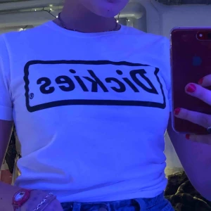  - As snygg vit Dickies X urban outfitters T-Shirt!! Aldrig använd, Storlek S 😍😍 frakt 30kr 