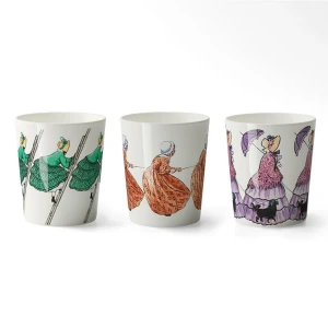  - Oanvända Elsa Beskow-muggar. Säljes ihop alla tre 🍡 Ordinarie pris 195 kr/st. Volym: 28 cl Höjd 9,5 cm, diameter 8 cm  ”Det var en gång en liten stad, och i den staden fanns en liten gata, och vid den gatan låg ett litet gult hus, och i det lilla huset bodde tre systrar: Tant Grön, Tant Brun och Tant Gredelin. I verkligheten hette de nog något annat, men alla barnen i staden kallade dem så, för Tant Grön hade alltid grön klänning och Tant Brun hade alltid brun klänning, och Tant Gredelin hade alltid gredelin klänning, och det var lika säkert, som att maskrosor är gula och blåklockor blå.” 