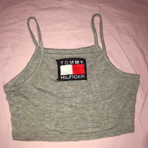  - SÅLD! Men inte skickad, markeras som såld när affären är avslutad!   Croptop ”tommy hilfiger” inte äkta, men förvånansvärt bra kvalitet 😝 frakt tillkommer på 9 kr ❣️  