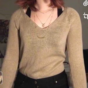  - Fin stickad tröja i bra skick från HM!! Är storlek XS men passar S och M. Använd och lite nopprig, därav det låg priset, men det syns knappt! Frakt tillkommer. 