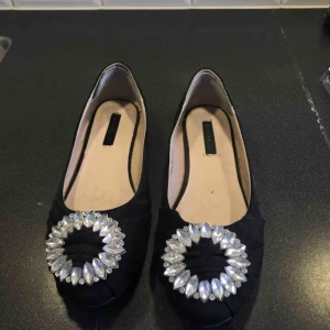  - Superfina ballerina skor i storlek 37, använd endast en kväll. 