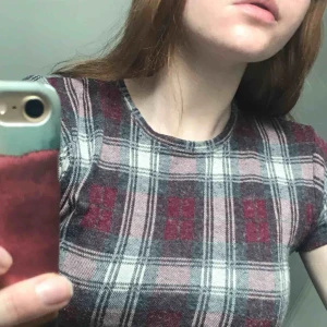  - cool t-shirt med annorlunda material från Brandy Melville! använder aldrig denna då jag tycker den ej passar mig (jag är 172 cm och tycker den känns lite kort) jättebra skick🎈💫🍁köpare betalar för frakt. bara swish!