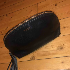  - Svart hunkydory necessär Knappt använd därav fortfarandes fräsch inuti Frakt tillkommer, pris kan diskuteras vid snabb affär