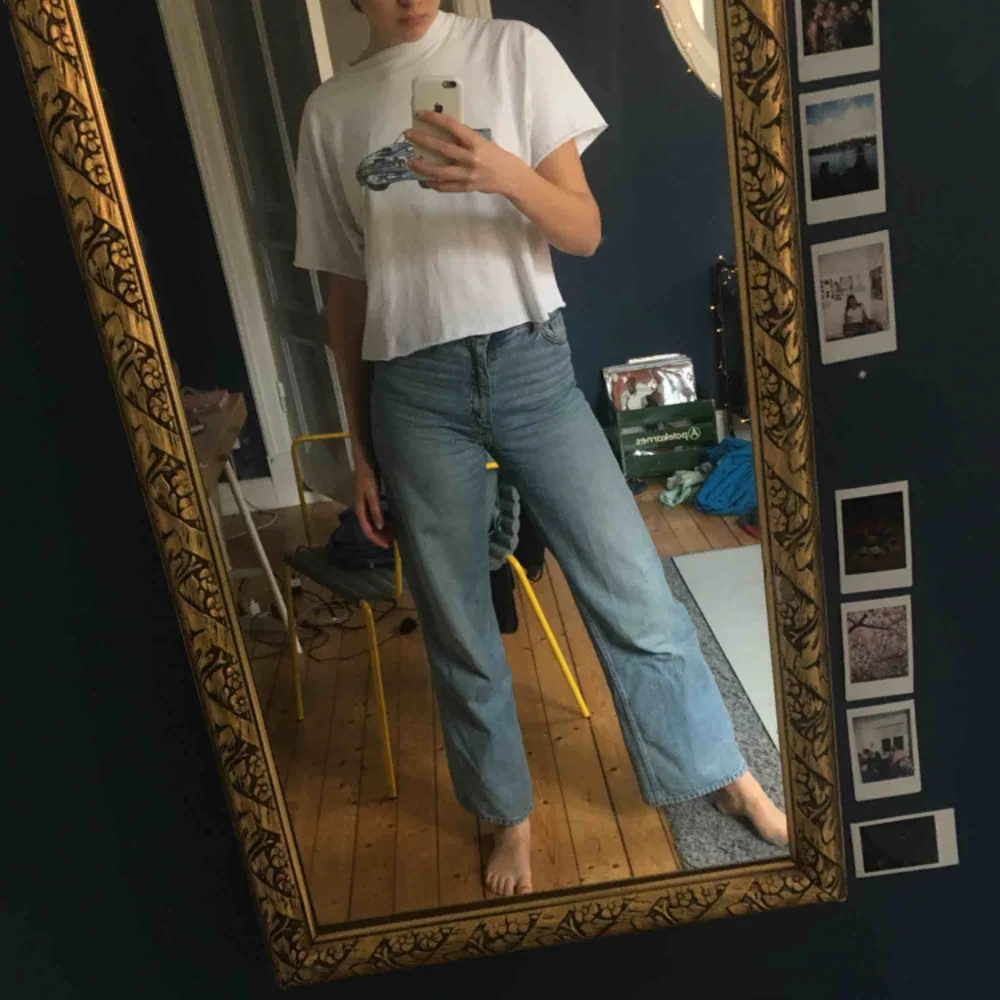 Mina favvo-jeans från monki i modellen yoko och storlek 27. Riktigt långa byxor med vida ben. De har dessvärre blivit för små, men så snygga. Orginalpris. 400kr. Kan mötas upp i Stockholm, annars betalas frakten själv och ingår inte i priset. ❤️. Jeans & Byxor.