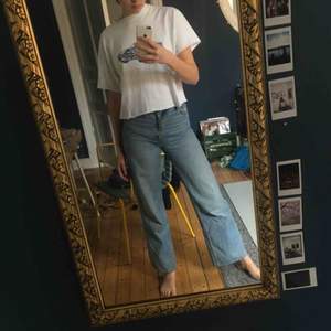 Mina favvo-jeans från monki i modellen yoko och storlek 27. Riktigt långa byxor med vida ben. De har dessvärre blivit för små, men så snygga. Orginalpris. 400kr. Kan mötas upp i Stockholm, annars betalas frakten själv och ingår inte i priset. ❤️