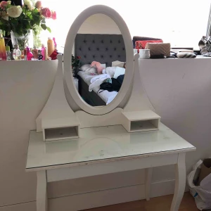  - Sminkbord från Ikea. Många skönhetsfläckar, behövs fräschas till. Hämta idag 100kr. 