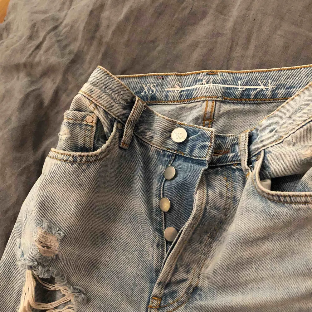 Slitna snygga jeans från bik bok som är i bra material. Tror dom kostade 599kr nya men eftersom att jag gjort ety av hålen själv säljer jag dom mycket billigare. Tar swish!. Jeans & Byxor.