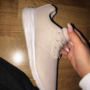  - Jätte fina ljus rosa skor som är jätte bekväma men inte använda mer än 1-2 gånger 