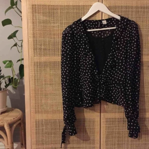  - Superfin blus från hm. Fint skick. Liten i storleken.