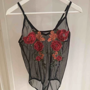  - Oanvänd body.  Beställde i strl S men jag skulle säga att det är en L.✨ Köparen står för frakt📦