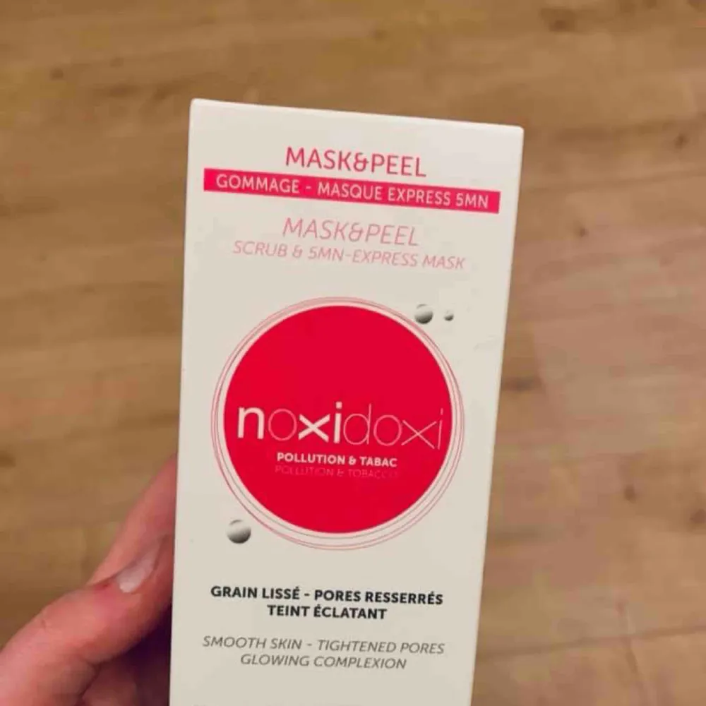 MASK&PEEL - från ”noxidoxi”  Kan antingen användas som mask som appliceras och sitter i 3min, alternativt som peeling som masseras in i huden.  Nypris £18 Kostar 100kr, oöppnad.. Övrigt.