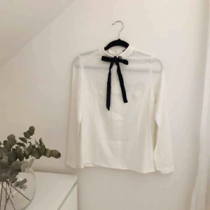  - Vit knytblus med svart sammet snöring från Topshop! Använd 1 gång
