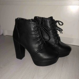  - High heels. Knappt använda. Storlek 40. Super skick!