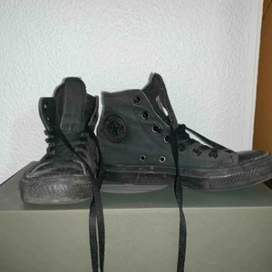  - 👅slitna helsvarta Converse söker nytt hem👅  🖤Köparen betalar för frakten🖤 💡Kan mötas Lund-Malmö💡 👹Högsta bud får plagget👹
