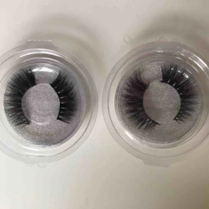  - Säljer dessa 2 par fransar som är oanvända för 100kr Köparen står för frakten 