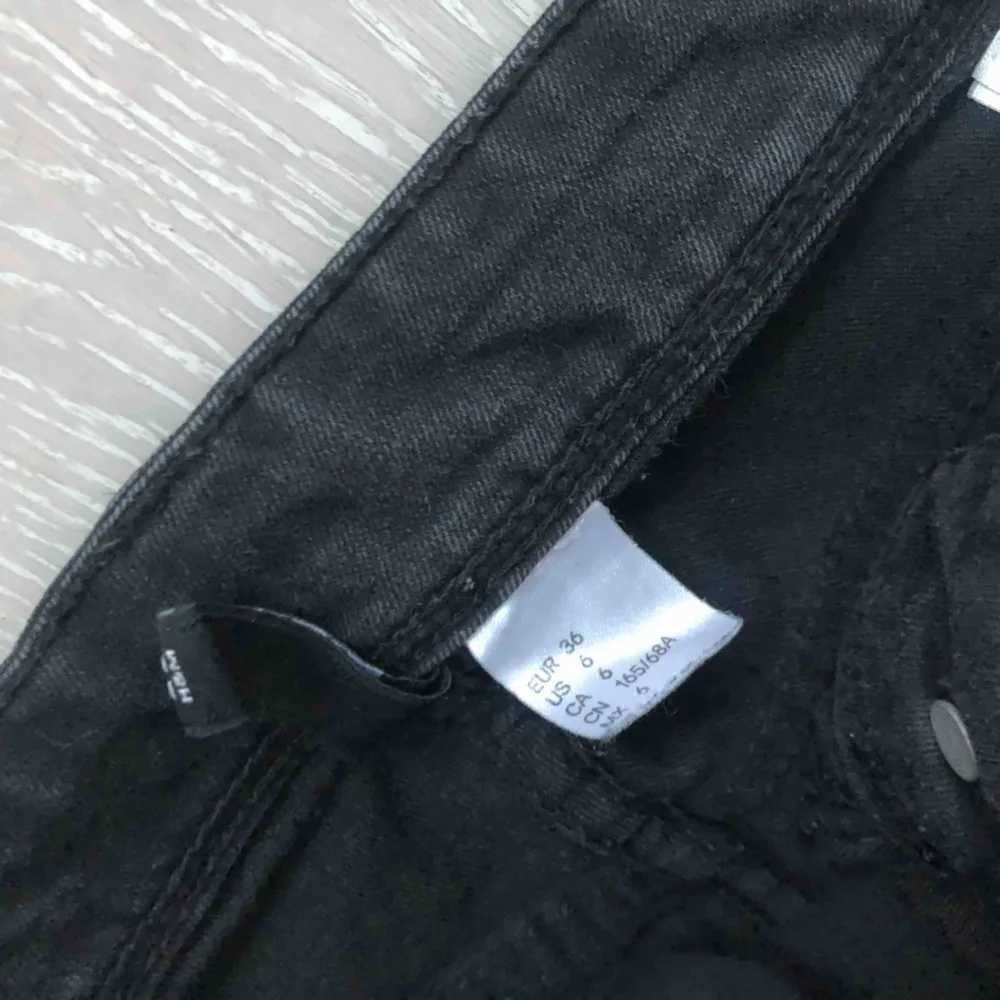 Svarta jeans från H&M i strl 36 endast testade . Jeans & Byxor.