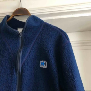  - Vintage Helly Hansen tröja i fiberpäls. Väl använd men har mycket kvar att ge. Svensk klassiker! 