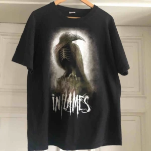  - In Flames bandtröja. Kan hämtas i Uppsala eller skickas mot fraktkostnad, 
