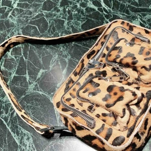  - Oanvänt NUNOO bag, Model Ellie Hair-on Leo  100% NY  Säljer pga den inte passar mig men den är verkligen så himla fin!🐆😊     Två axelremmar i olika längd medföljer Bredd: 24,5 cm Höjd: 15 cm Djup: 8 cm   Ord.1600kr  GRATIS FRAKT 