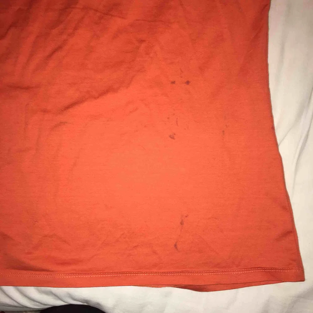 Fin orange tröja i t-shirt material med en liten polokrage! Jag har vanligtvis strl XS-S så på mig är den oversized, blid 2 visar färgen bäst 🧡 Skicket är bra förutom några små fläckar (bild 3) som knappt syns. Frakt tillkommer på 36kr!. T-shirts.