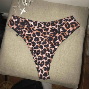  - Högmidjad Bikiniunderdel ifrån shein! Aldrig använd endast testad med trosor & skyddslappen kvar i bikinin. Skulle säga att den är lite större än S, mer M :) 40 kr + frakt 35 kr