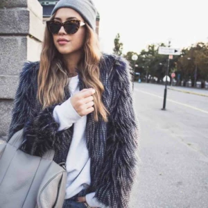  - Så fin fake fur från Rut & Circle köpt ifrån Nelly 💋 Perfekt till vintern när man ska ut och dansa 💃 Den är använd ett par gånger men inget man ser 🌺