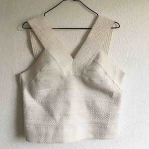  - Topp från h&m, endast använd en gång. Köpt frö 250kr, säljs för 50kr.  Kan mötas upp i Stockholm annars står köparen för frakten. 