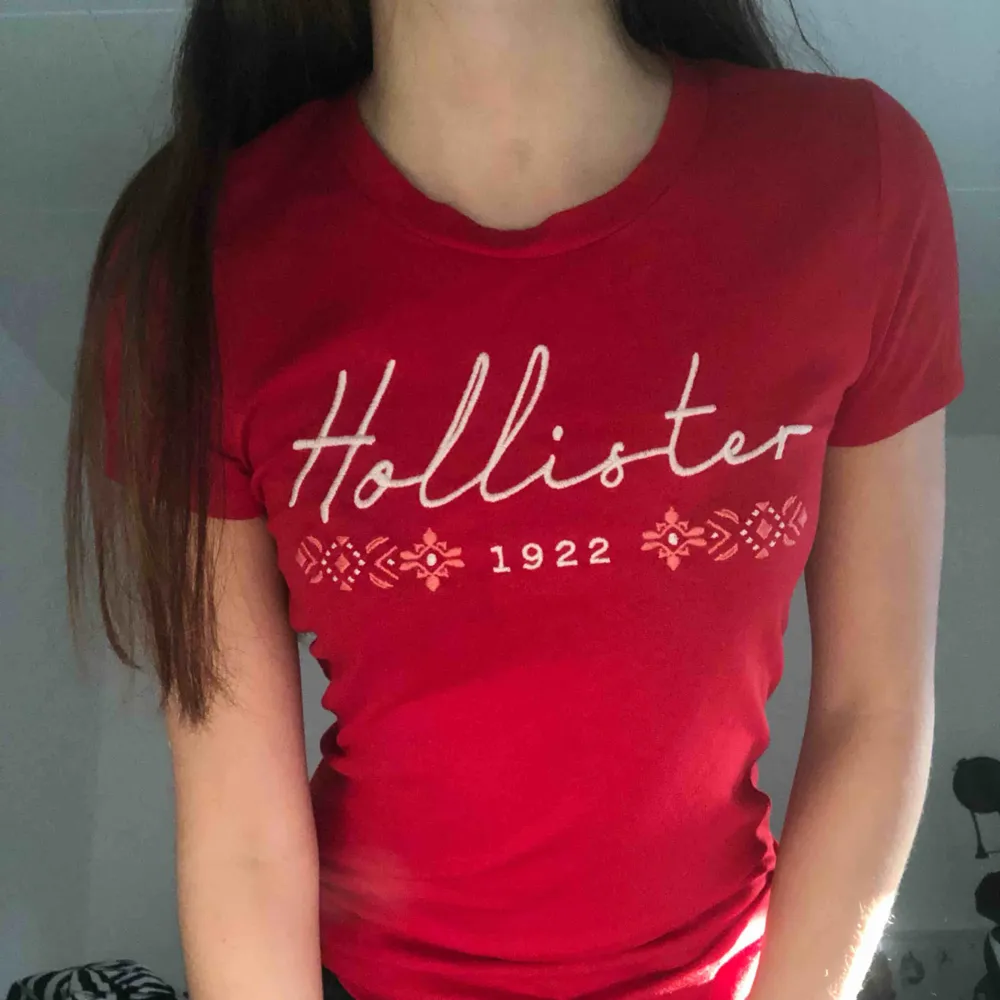 Grå, röd och svart Hollister t-shirts, alla i storlek XS. Mycket bra skick då de är använda en gång. En t-shirt för 100 kr eller alla för 250. Köparen står för frakt om så önskas.. T-shirts.