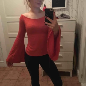  - Lavaröd tröja med vida ärmar, sitter bra ner till höfterna. Tröjan är köpt på bikbok för 199 kr. Frakt igår inte i priser :)