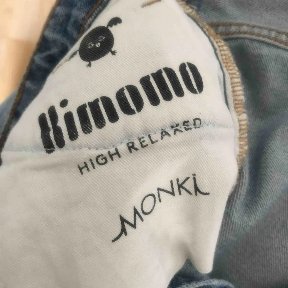 Hej! säljer nu mina kimomo byxor från monki i strl 28 pga att dom är för små! i modellen high relaxed, inköpta för 400kr och säljer för 200kr + frakt (30kr). Hör gärna av er!. Jeans & Byxor.
