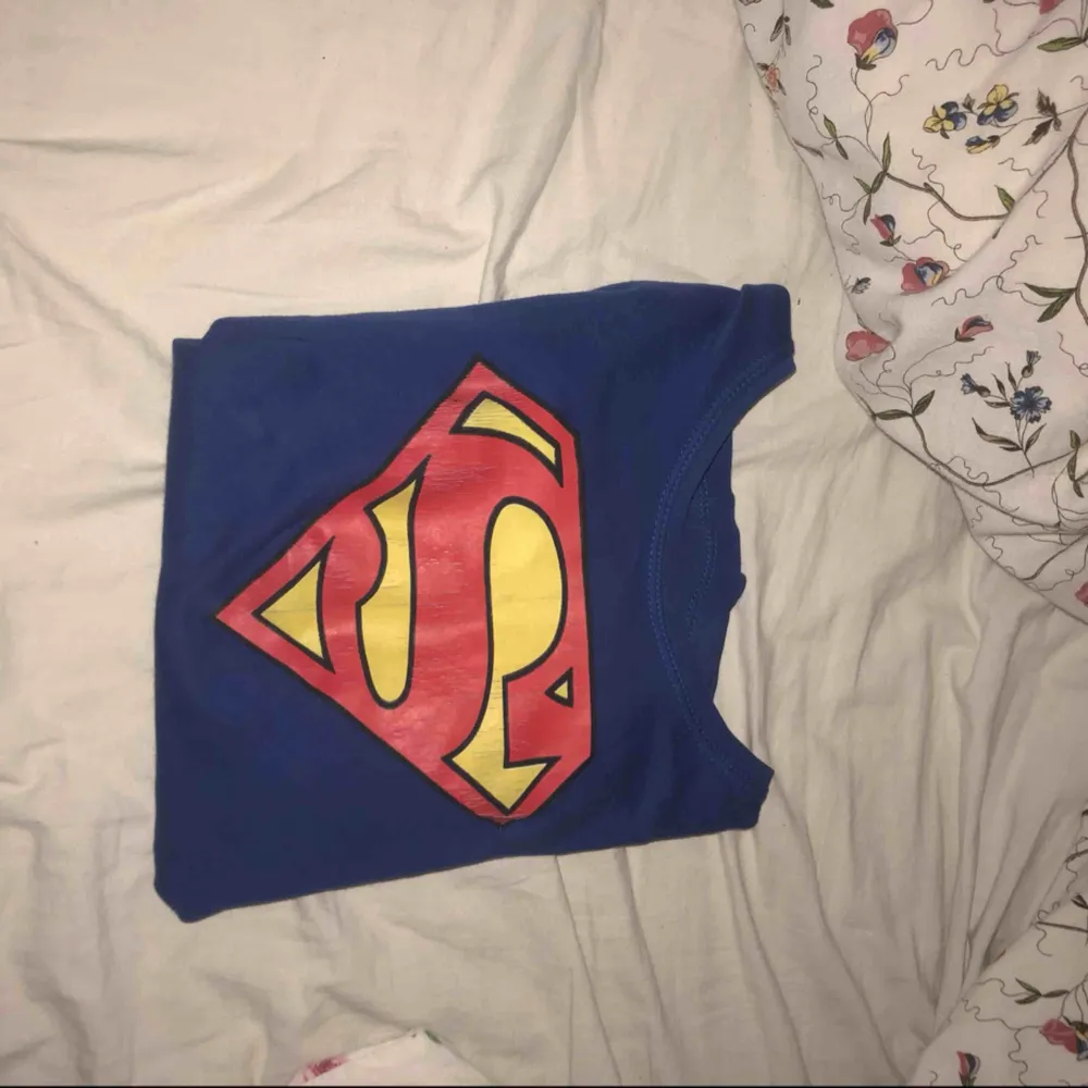 En jätte snygg superman tröja!! . T-shirts.