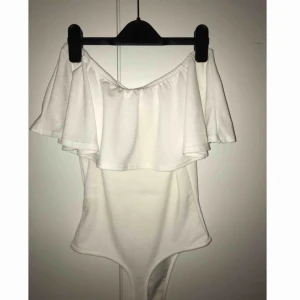  - Jätte fina bodys från Nelly, använd 2ggr.  Fina till sommaren med kjol. 