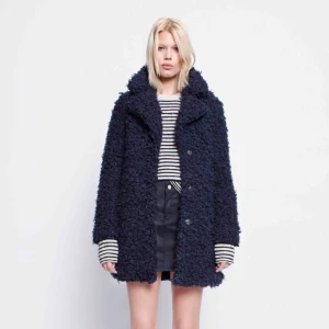  - Zadig & Voltaire faux fur coat Kana / jacka i mörkblå / navy. Fin jacka som ej finns att köpa i butik längre. Sparsamt använd. Nypris: €450. Kan mötas upp i Sthlmsområdet, annars står köparen förfrakten! :)
