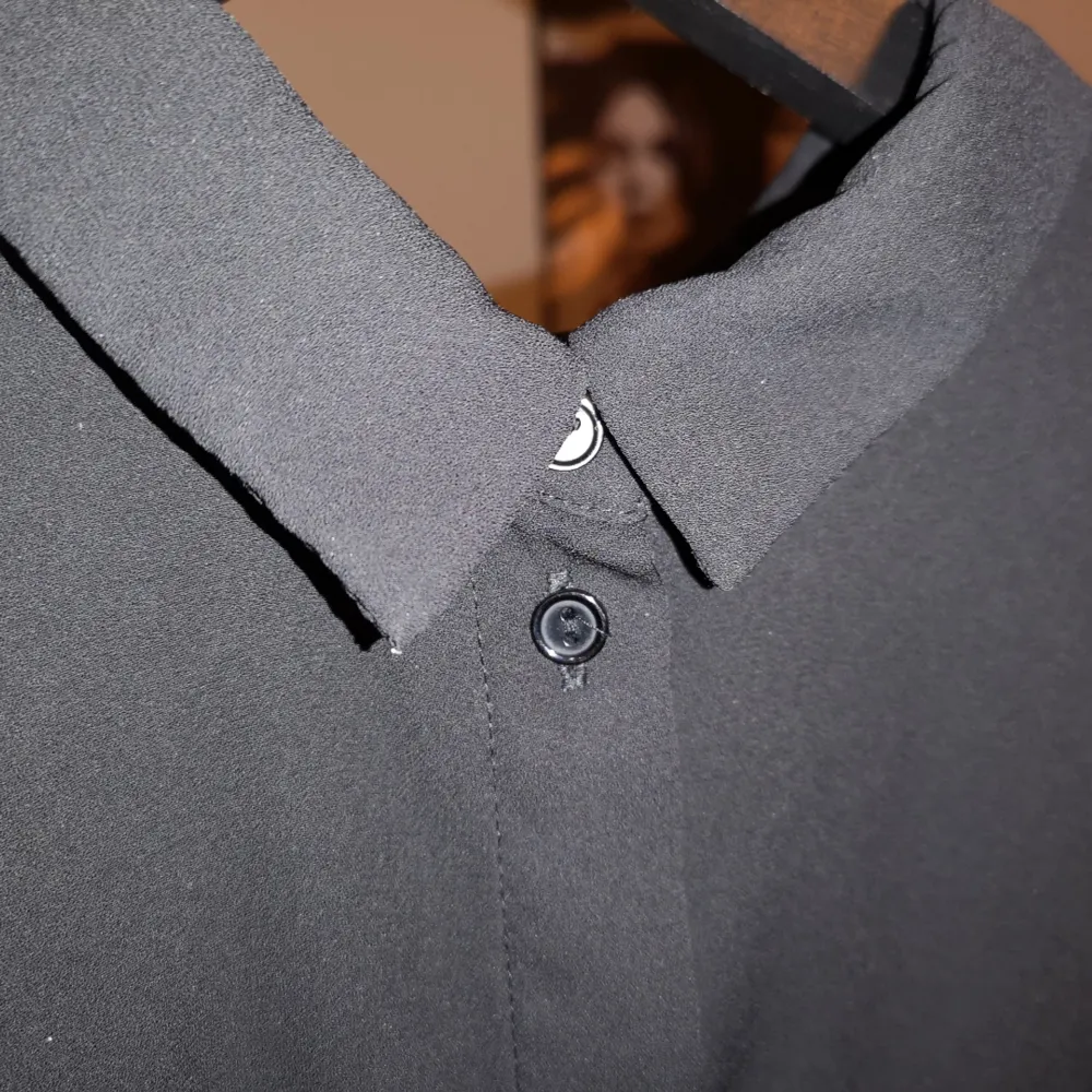 Enkel, snygg svart skjorta från Monki. I gott begagnat skick! Passar vid allllla tillfällen skulle jag säga :) . Skjortor.