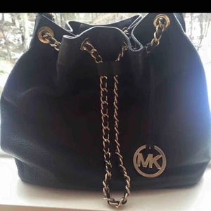  - Säljer min väska från Michael Kors. Har några skönhetsfläckar inuti men fin på utsidan. Nypris 3500kr.
